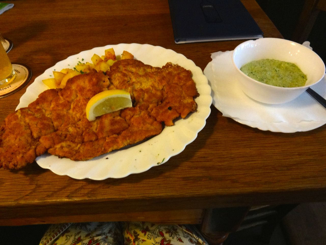 �t�����N�t���g�V���j�b�c�F���O���[���\�[�X�ƃW���K�C���̃o�^�[�u�ߓY��[Frankfurter&nbsp;Schnitzel&nbsp;mit&nbsp;Grüner&nbsp;Soße&nbsp;und&nbsp;Bratkartoffeln]