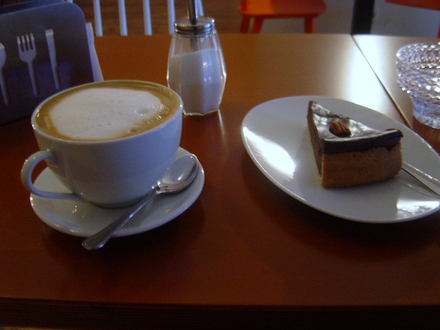 �`�[�Y�`���R�^���g�ƃ~���N�R�[�q�[[Kaese-Schokolade-Torte&nbsp;und&nbsp;Milchkaffee]