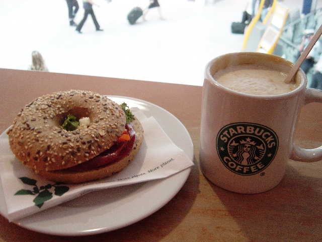 �L���������}�L�A�[�g�ƃT���~�x�[�O��[Caramel&nbsp;Macchiato&nbsp;und&nbsp;Salami&nbsp;Bagel]