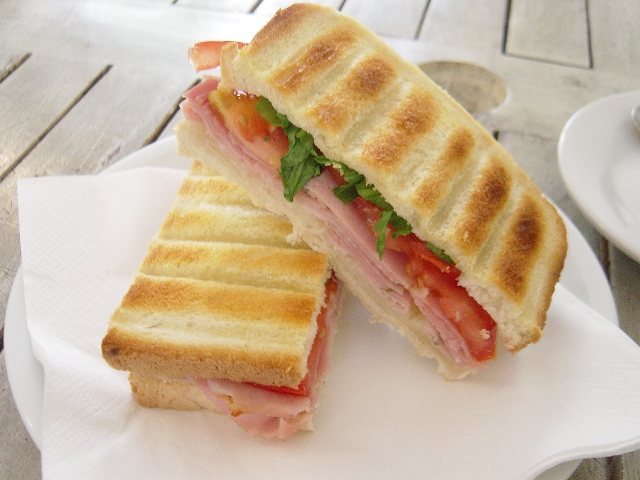 �y�R���[�m�`�[�Y�A�n���A�g�}�g�A���b�R���̃g�[�X�g[Toast&nbsp;mit&nbsp;Pecorinokäse,&nbsp;Rosmarinschinken,&nbsp;Tomate+Rucola]