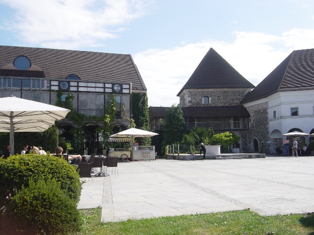 �O���C�X�J�J�o���i[Grajska&nbsp;kavarna]