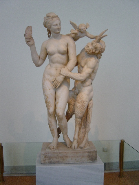 �A�t���f�B�e�ƃp���̑�[Marble&nbsp;group&nbsp;of&nbsp;Aphrodite,&nbsp;Pan&nbsp;andnbsp;Eros]