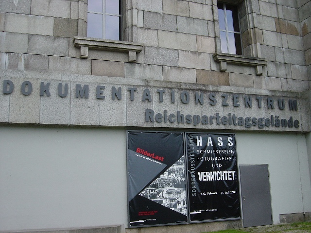 �h�N�c�F���g����[Dokuzentrum]