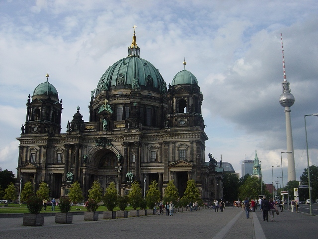 �x�������吹���ƃe���r��[Berliner&nbsp;Dom&nbsp;und&nbsp;Fernsehturm]