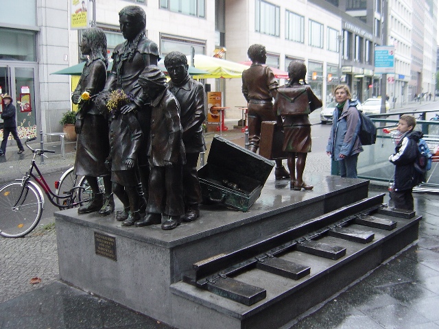 �L���_�[�g�����X�|�[�g�̋L�O��[Denkmal&nbsp;für&nbsp;Kindertransport]