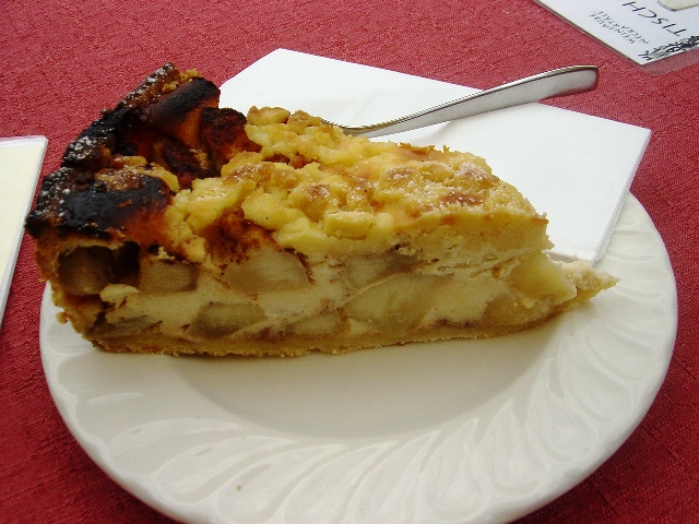 �s���ɍL��ŐH�ׂ��P�[�L[Kuchen]