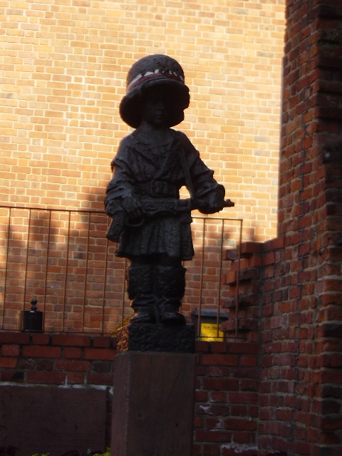 �����V�����I�N�ŖS���Ȃ����q���̑�[Pomnik&nbsp;Małego&nbsp;Powstańca]