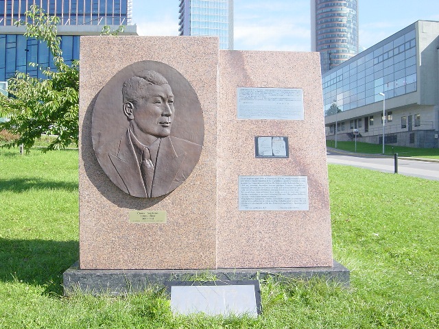 �����琤�L�O��[Paminklas&nbsp;Čijunei&nbsp;Sugiharai]