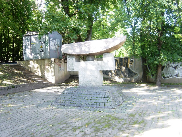 �����琤�L�O��[Paminklas&nbsp;Čijunei&nbsp;Sugiharai]